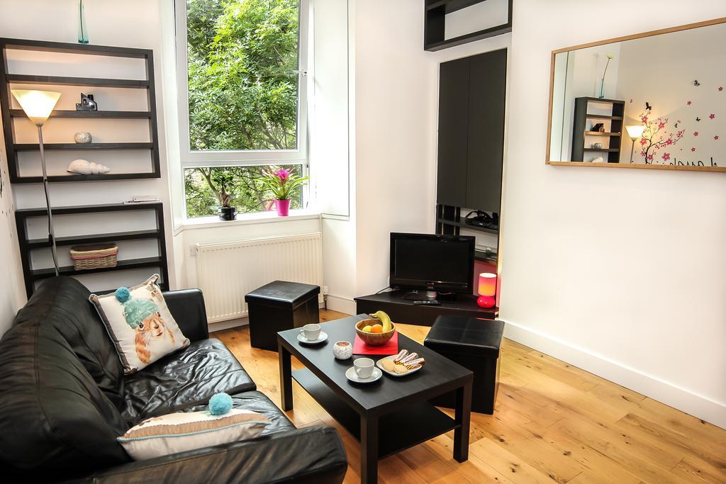 Chic & Bright Flat Near Holyrood Park Apartment Единбург Стая снимка